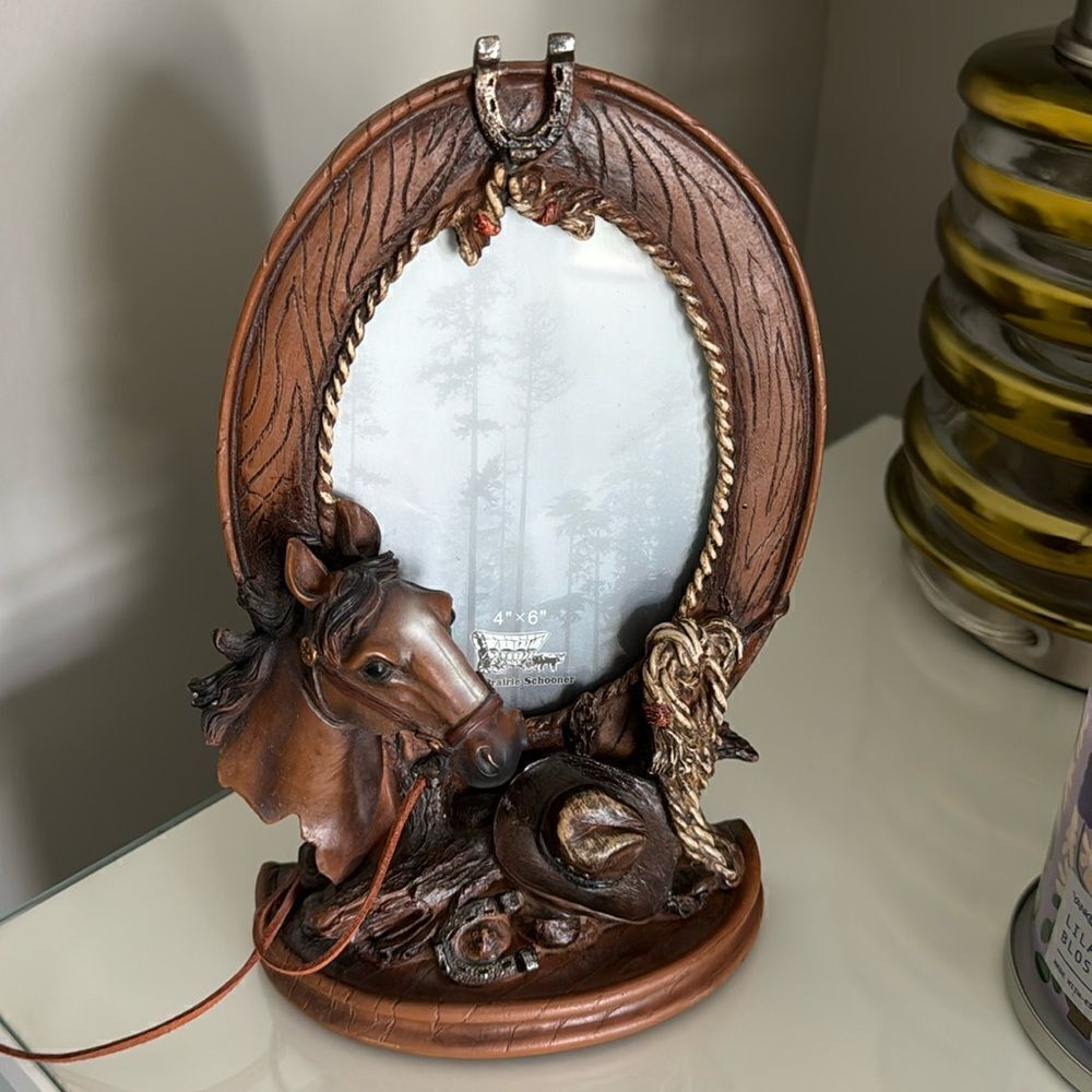 HORSESHOE PHOTO FRAME.